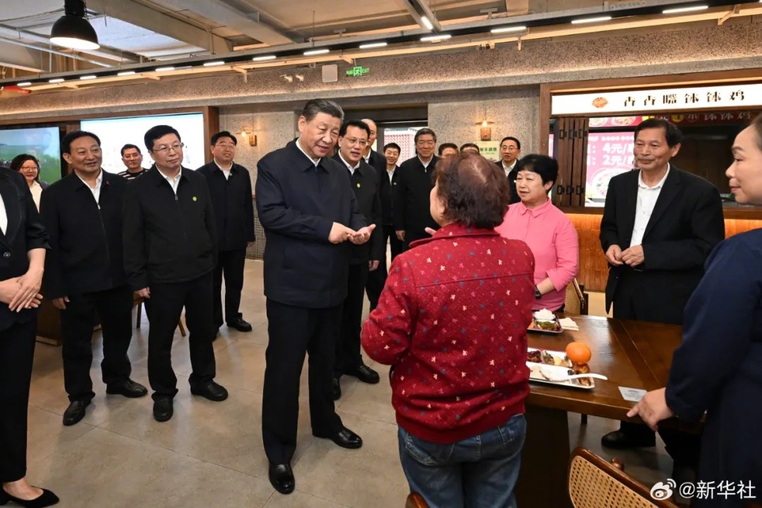 习近平深入社区了解基层减负情况