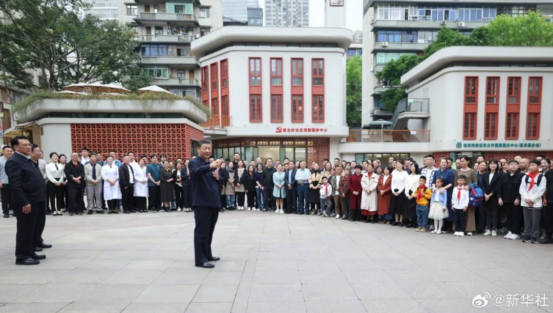 习近平深入社区了解基层减负情况