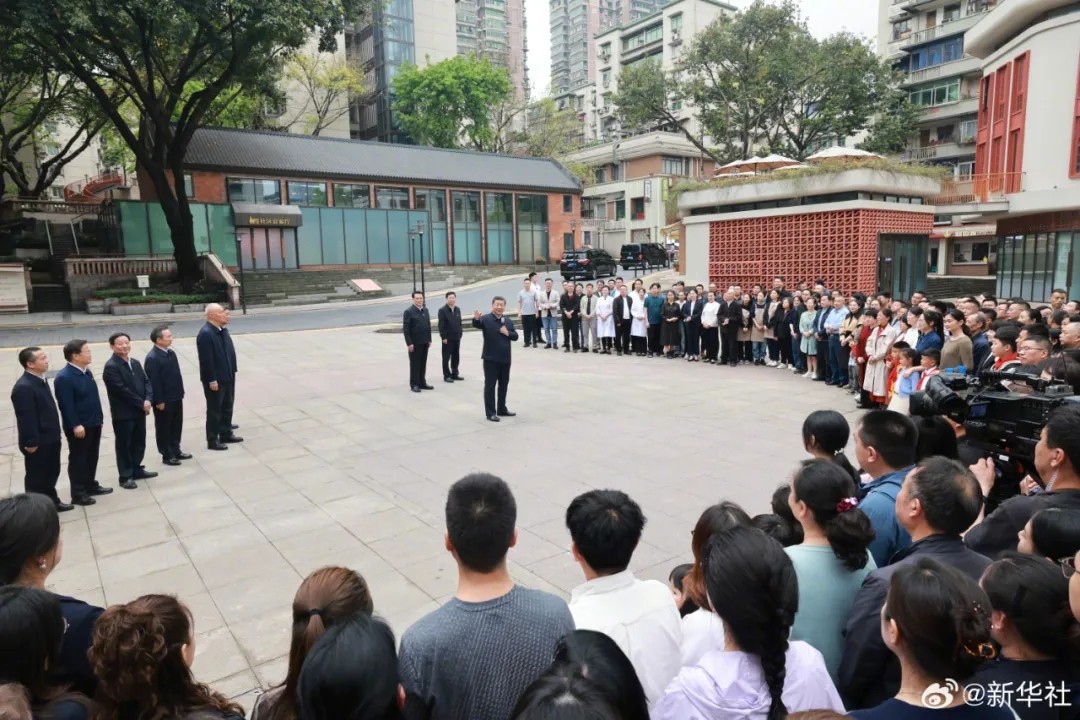 习近平深入社区了解基层减负情况