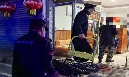 有“警”无险护平安  特警暖心救助七旬老人