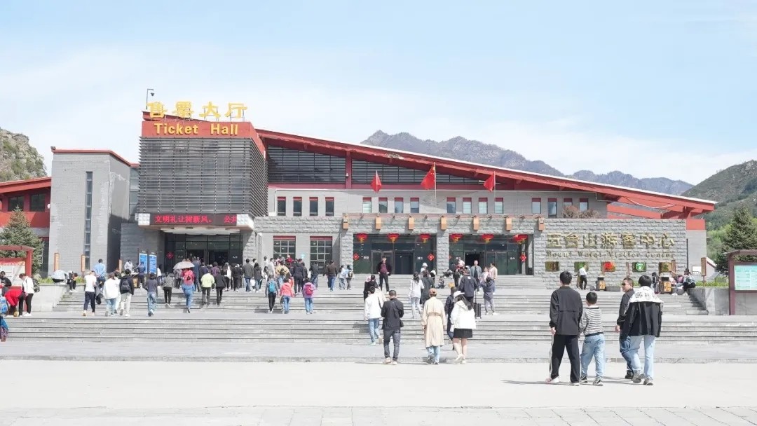 “五一”假期首日五台山景区迎来客流高峰