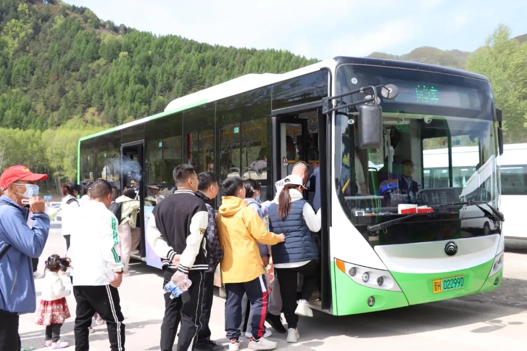 “五一”假期首日五台山景区迎来客流高峰