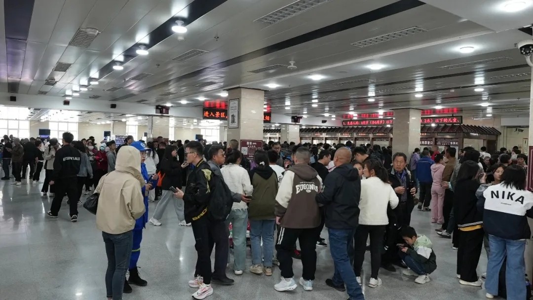 “五一”假期首日五台山景区迎来客流高峰