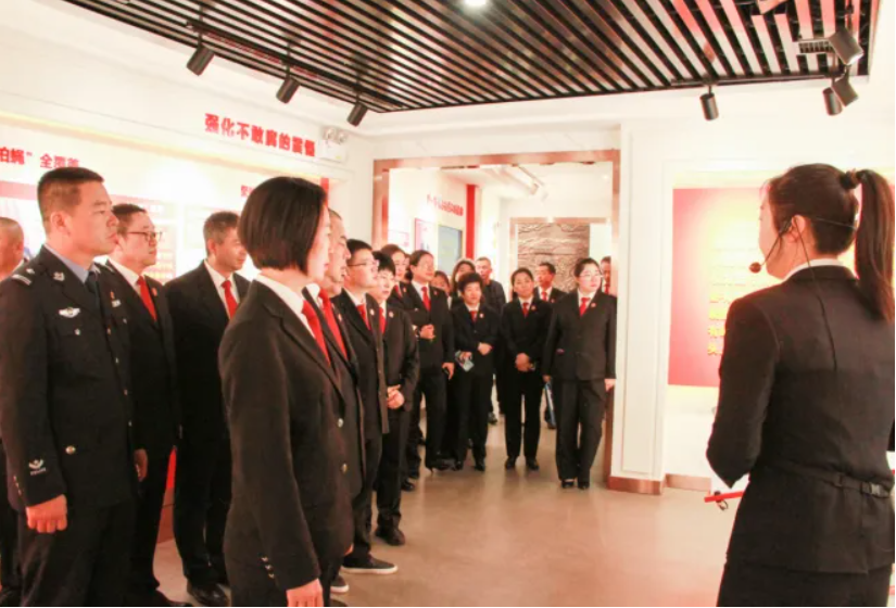 黑龙江省庆安法院组织干警参观廉政教育基地