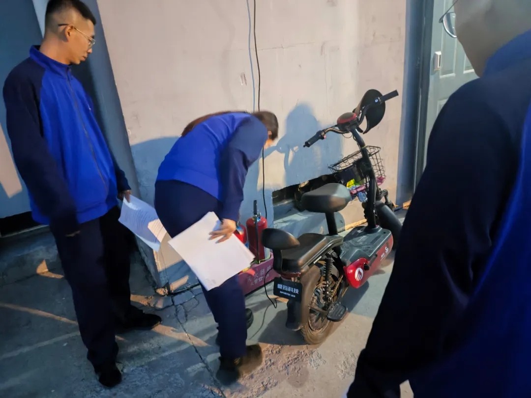 五台山消防救援大队:隐患险于明火 防范胜于救灾 夜查电动车 消防在行动