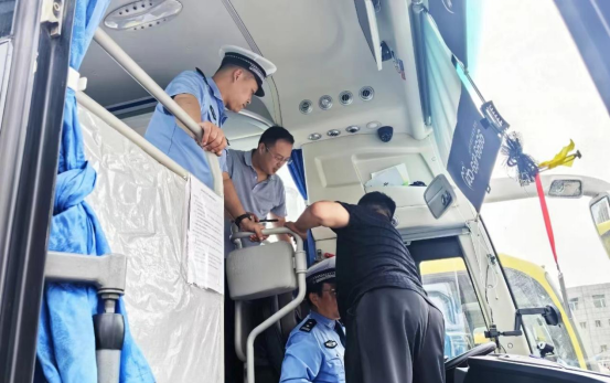 原平公安交警深入“两客一危一校”企业开展联合交通安全大检查
