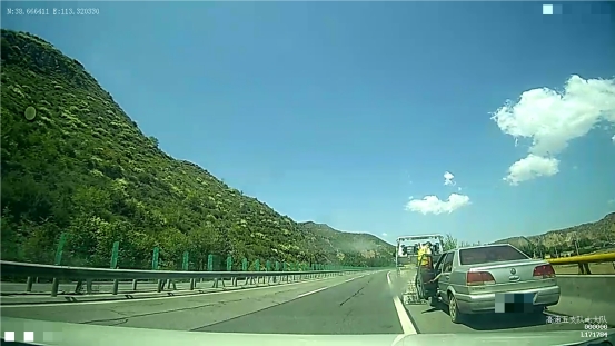 车辆高速公路发生故障无法启动 高速交警及时救助保安全