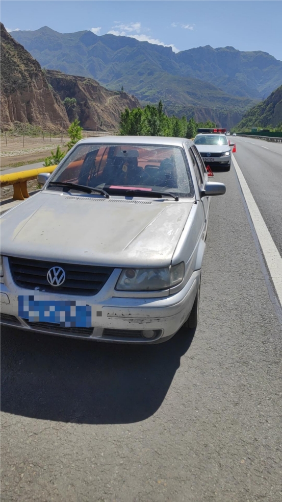 车辆高速公路发生故障无法启动 高速交警及时救助保安全