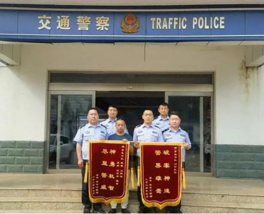 原平交警破获肇事逃逸 家属送锦旗致谢