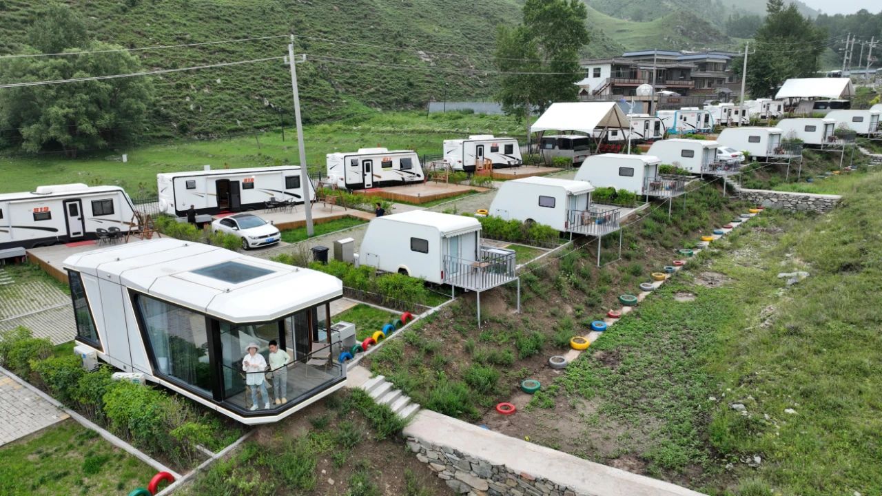 旅游新风尚 五台山房车露营基地成游客“新宠”