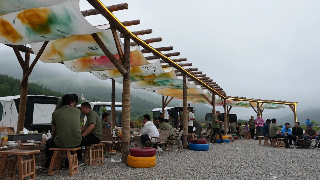 旅游新风尚 五台山房车露营基地成游客“新宠”
