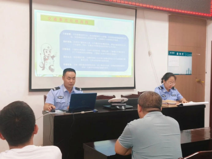 五台交警走进电校开展交通安全宣讲活动