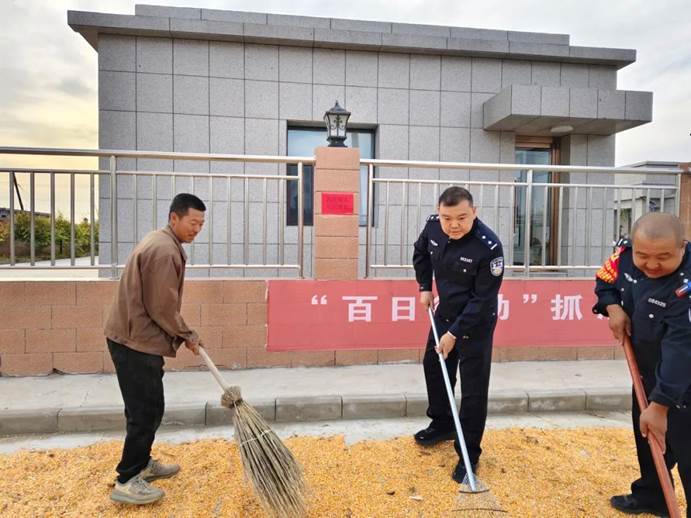 金秋时节好风“警” ，警务室门口来晒粮
