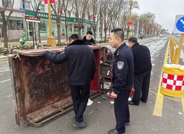 路遇翻车，“警”急帮助——金城派出所民辅警及时帮助一名翻车受困老人