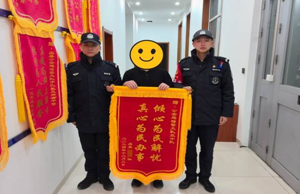 【我为群众办实事】粗心顾客未付款   民警挽损获锦旗