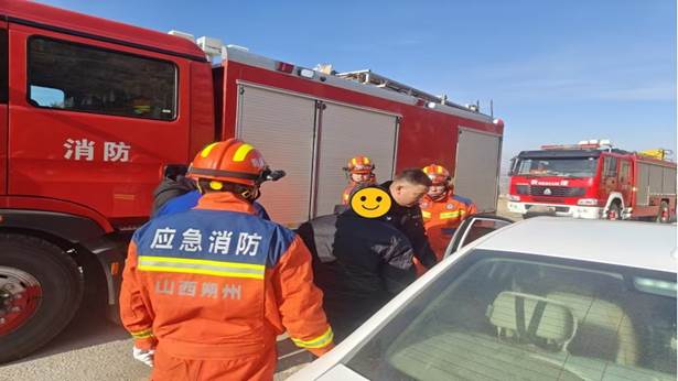 【冬季行动】车辆发生交通事故 “警”急救助显担当