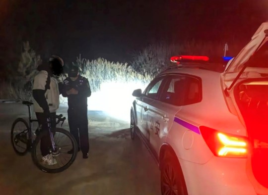 骑行归途迷路 灵石公安助力回家