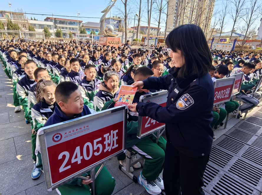 洪洞县司法局进学校积极开展“知法于心，守法于行”普法宣传活动