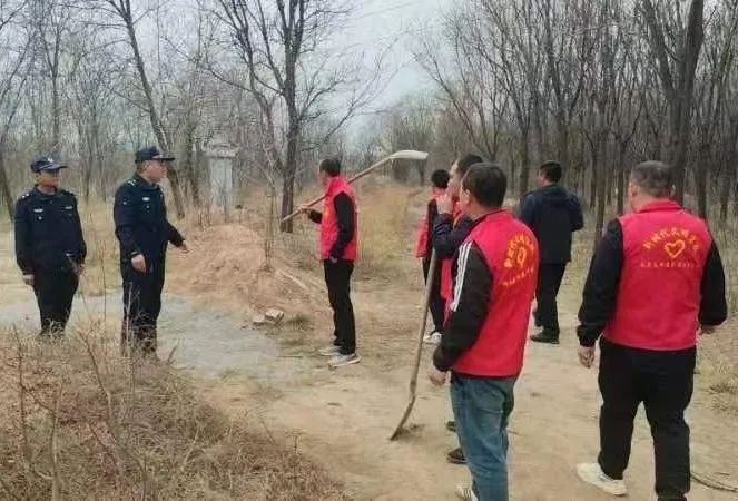 按下清明“平安键” “警”色常伴护草林