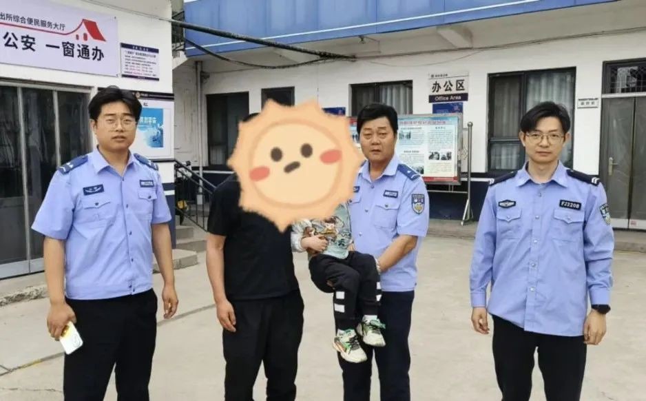 幼童独自外出玩耍 暖心民警帮找家人