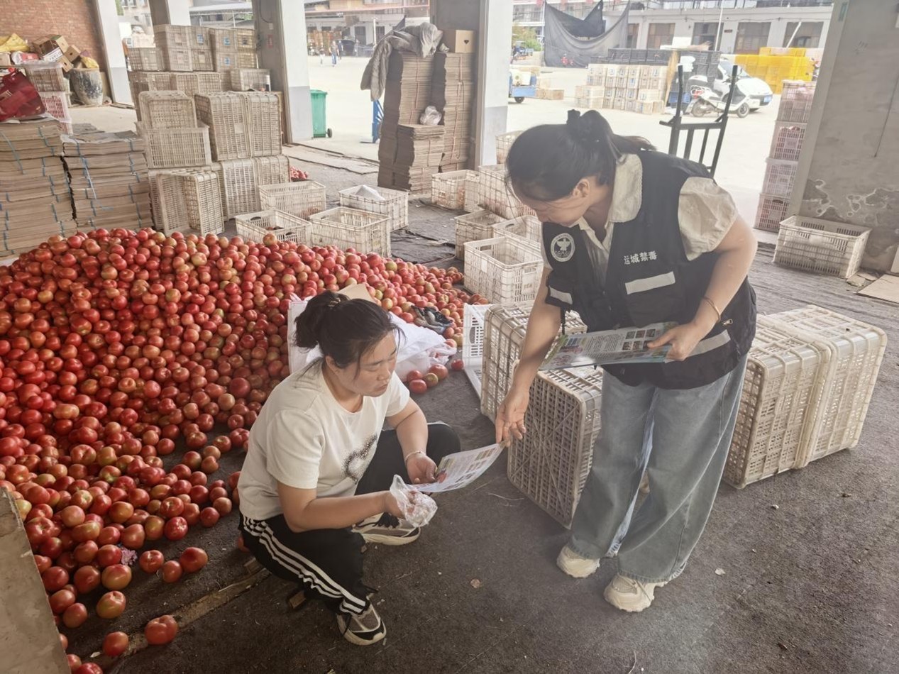 禁毒宣传进市场 禁毒知识入民心