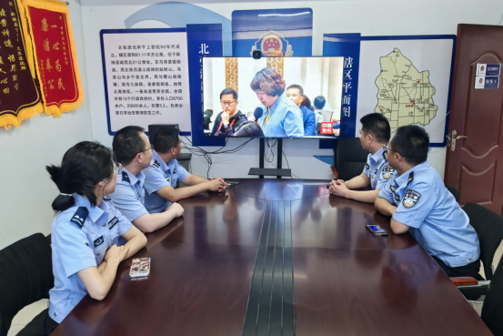 新绛县公安局组织观看“新征程上的奋斗者”公安先进典型代表中外记者见面会