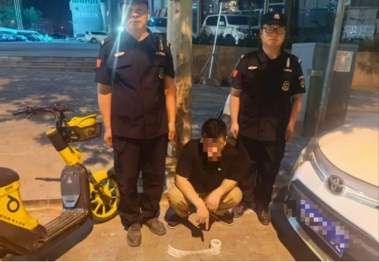 警方雷霆出击 夜间巡逻抓获张贴色情广告违法人员