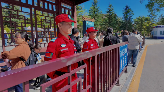 五台山景区:志愿服务暖人心 游客“粽”情山水共享假日美好