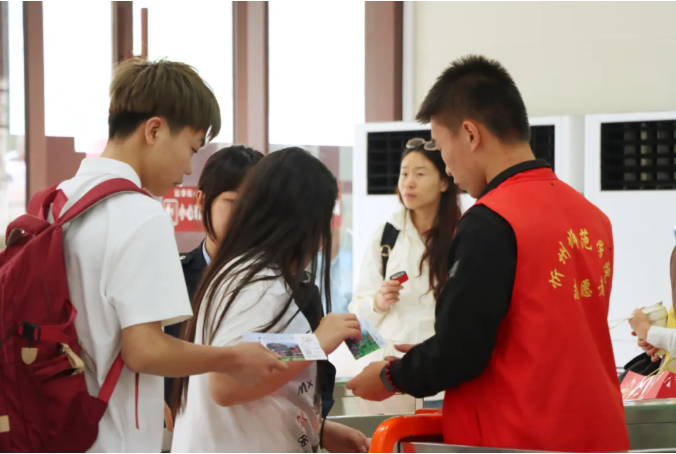 五台山景区:志愿服务暖人心 游客“粽”情山水共享假日美好