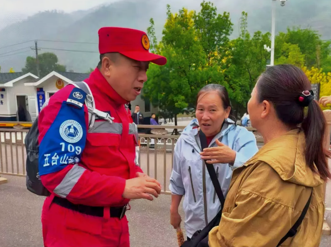 五台山景区:志愿服务暖人心 游客“粽”情山水共享假日美好
