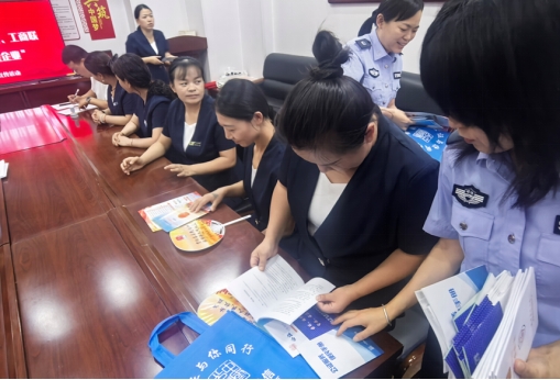 洪洞县司法局开展入企“法治体检”暨“送法进企业”普法宣传活动