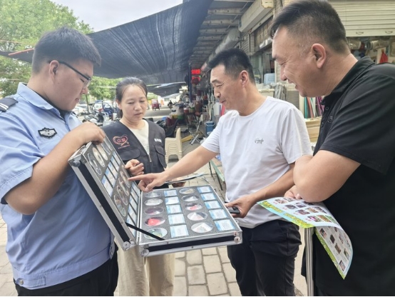 禁毒宣传入市场 筑牢商铺防毒墙