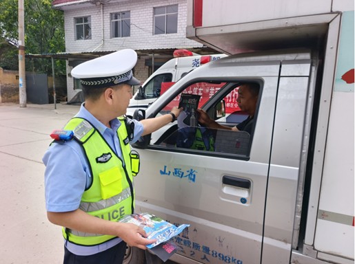 “小叮嘱”守护“大安全” 临汾公安交警尧都交警大队走进辖区农村开展交通安全宣传活动
