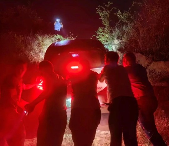 深夜深山紧急搜救 两渡派出所成功营救迷路姐妹