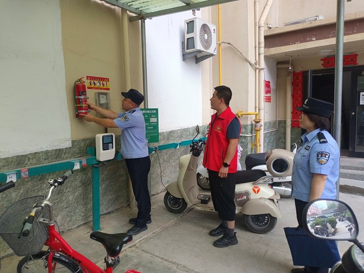夏县公安局严查小区充电桩安全隐患