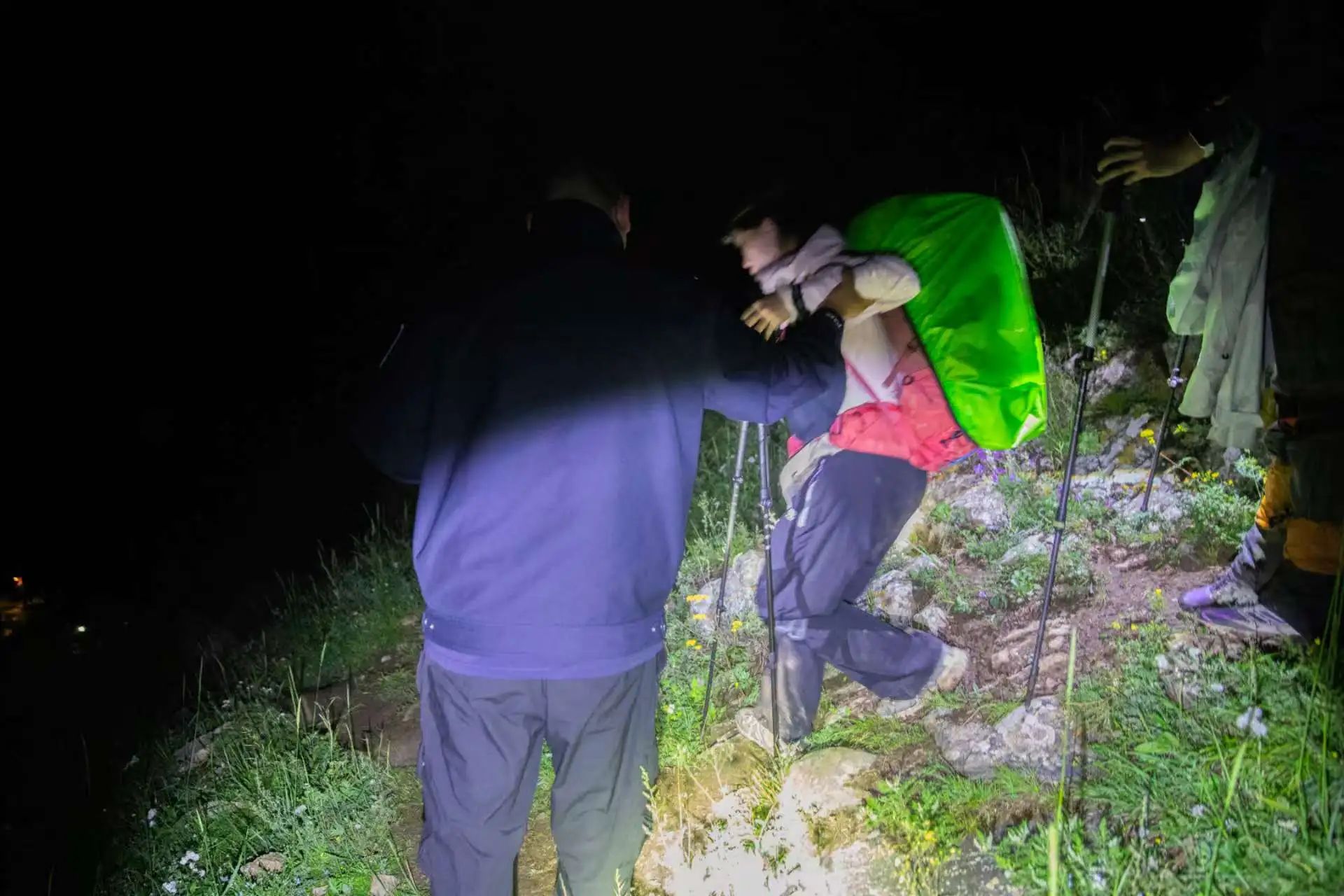 看见五台山 凡人凡事｜风雨夜驰援 五台山巡特警为被困游客撑起“生命伞”