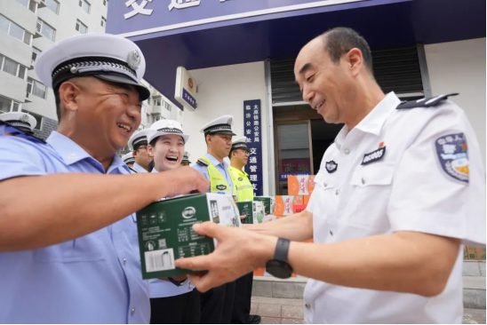 炎炎夏日送清凉，点滴关怀沁警心 临汾铁路公安处开展夏日送清凉慰问活动